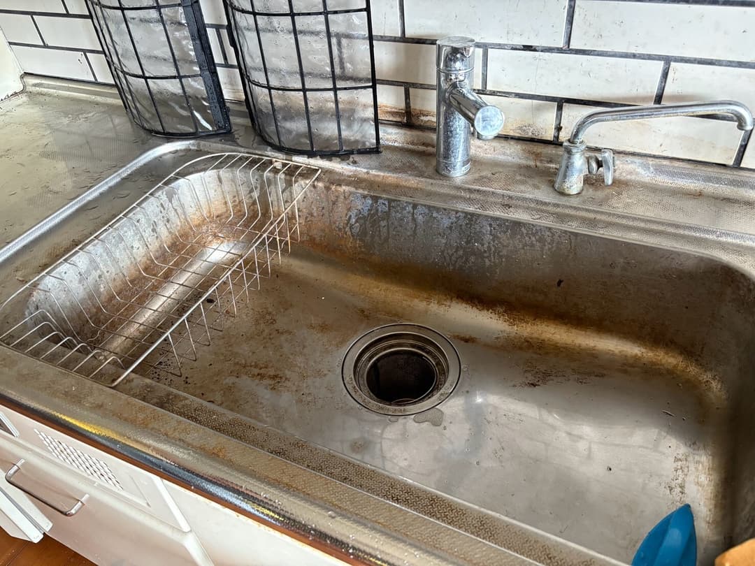 油汚れや水垢がこびりついていたキッチンのシンクを、細部まで丁寧にクリーニングしました。ステンレス本来の輝きが戻り、清潔感のある明るいキッチンに仕上がりました。(施工前)