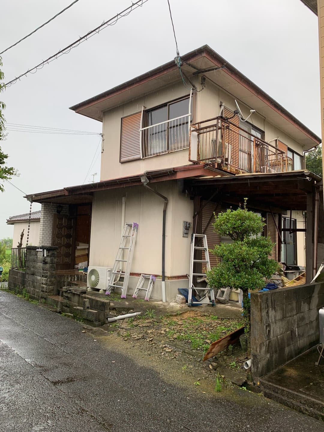 経年劣化により色あせやサビが目立っていた外壁や付帯部分をリフォームしました。落ち着いたブラウン系の外観に整え、すっきりと清潔感のある住まいへと生まれ変わりました。(施工前)