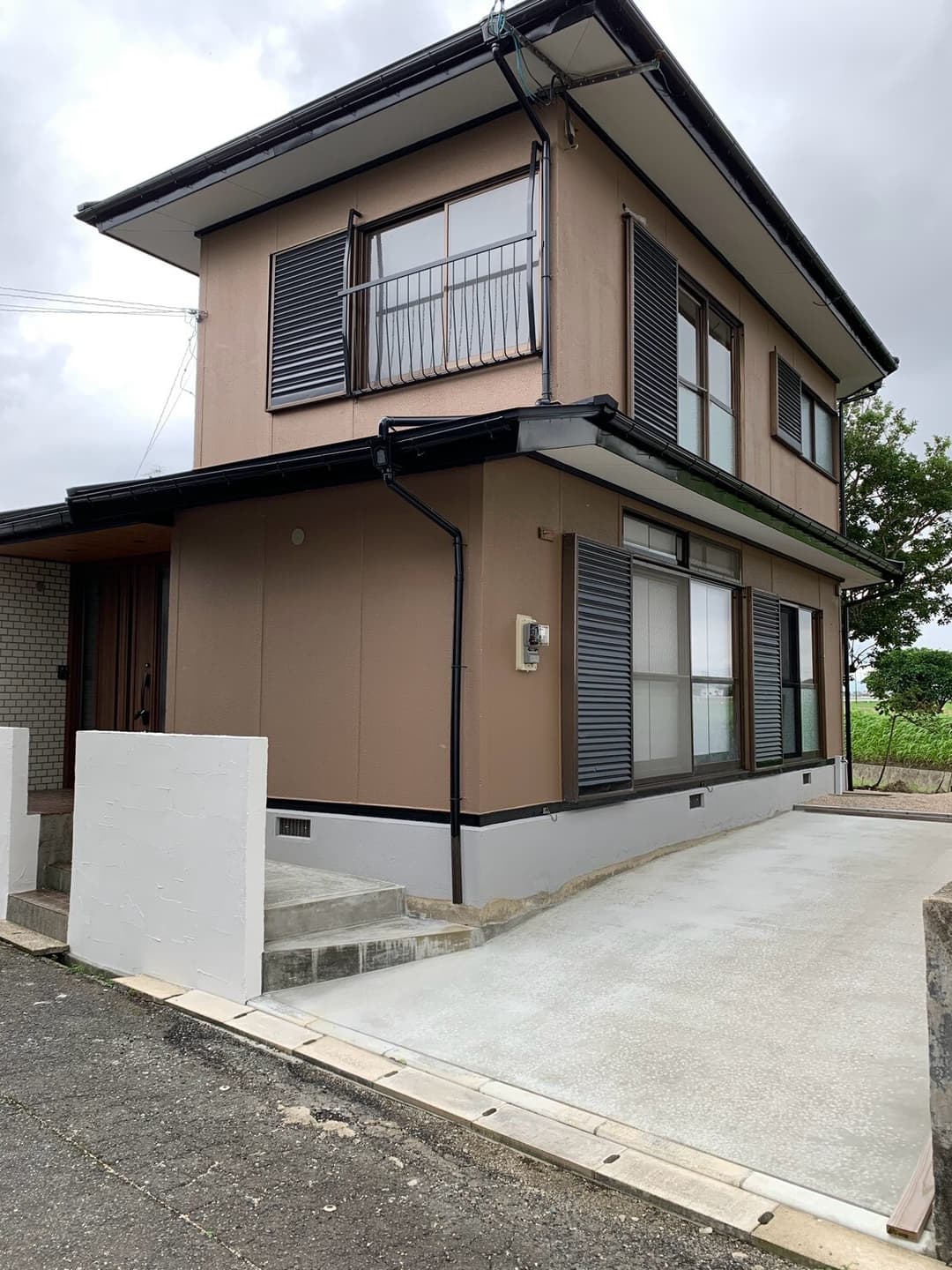 経年劣化により色あせやサビが目立っていた外壁や付帯部分をリフォームしました。落ち着いたブラウン系の外観に整え、すっきりと清潔感のある住まいへと生まれ変わりました。(施工後)